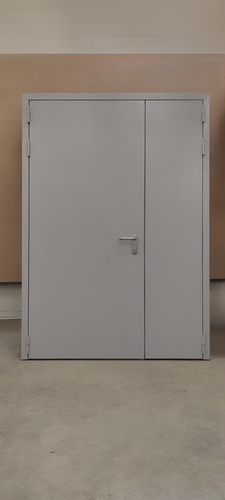 Полуторная серая дверь Полуторная серая дверь