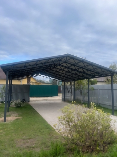 Двускатный автонавес с кровлей из профнастила