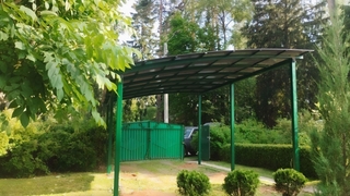 Полуарочный навес из зеленого поликарбоната для дачи