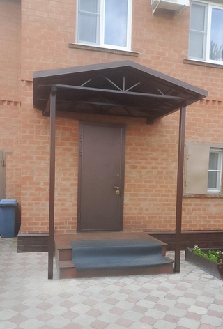 Двускатный навес из коричневого профнастила для входа в дом