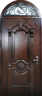 Входная термодверь с арочной остекленной фрамугой и ковкой (отделка массив с резным декором)