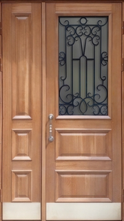 Полуторная металлическая термодверь с окном, отбойниками и ковкой (отделка массивом с багетом)